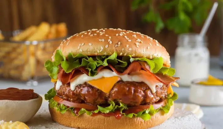 Hamburguesa casera con papas