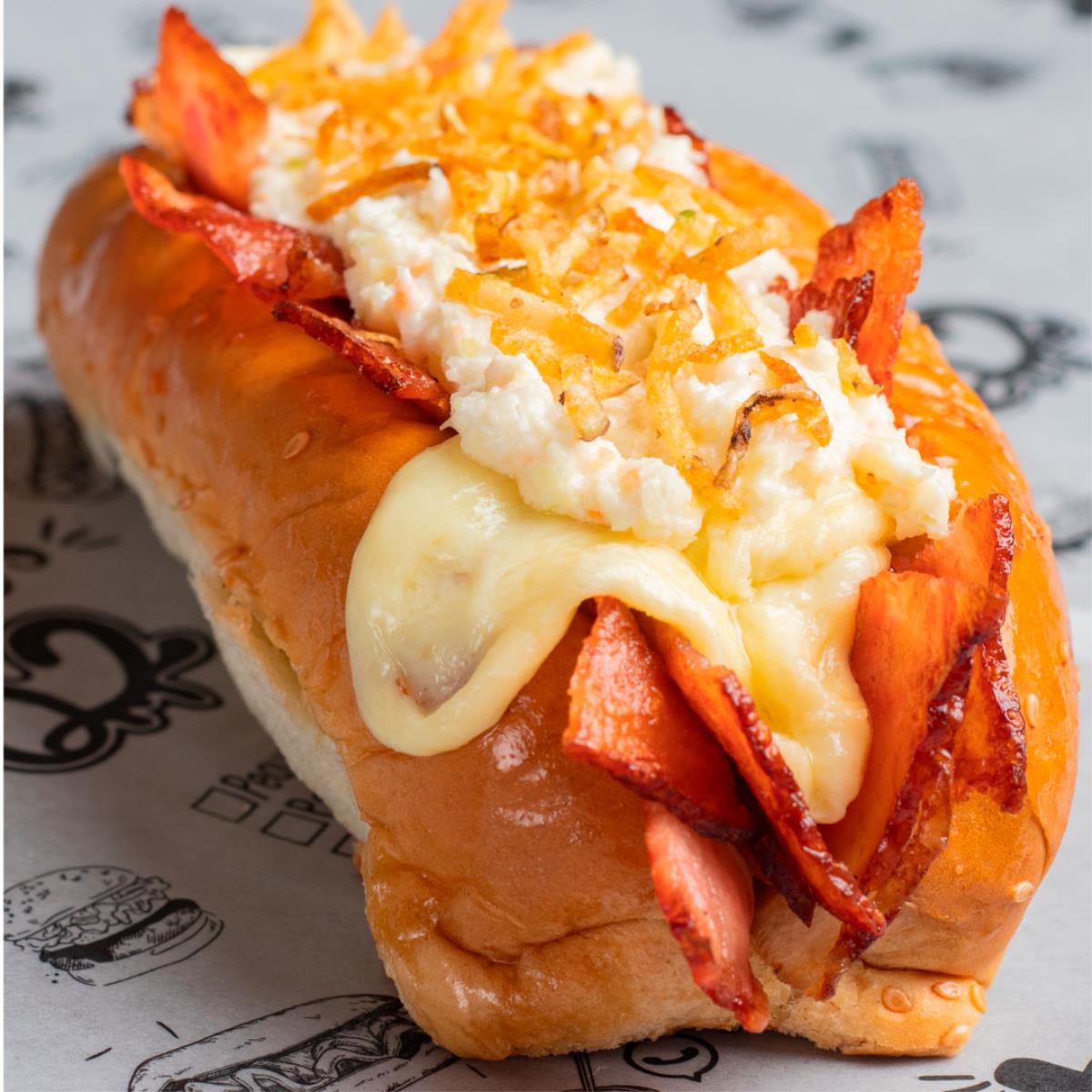 Perros calientes con salsas y papitas