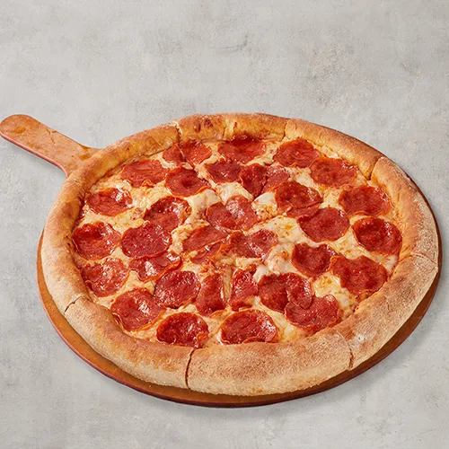 Pizza de pepperoni recién horneada