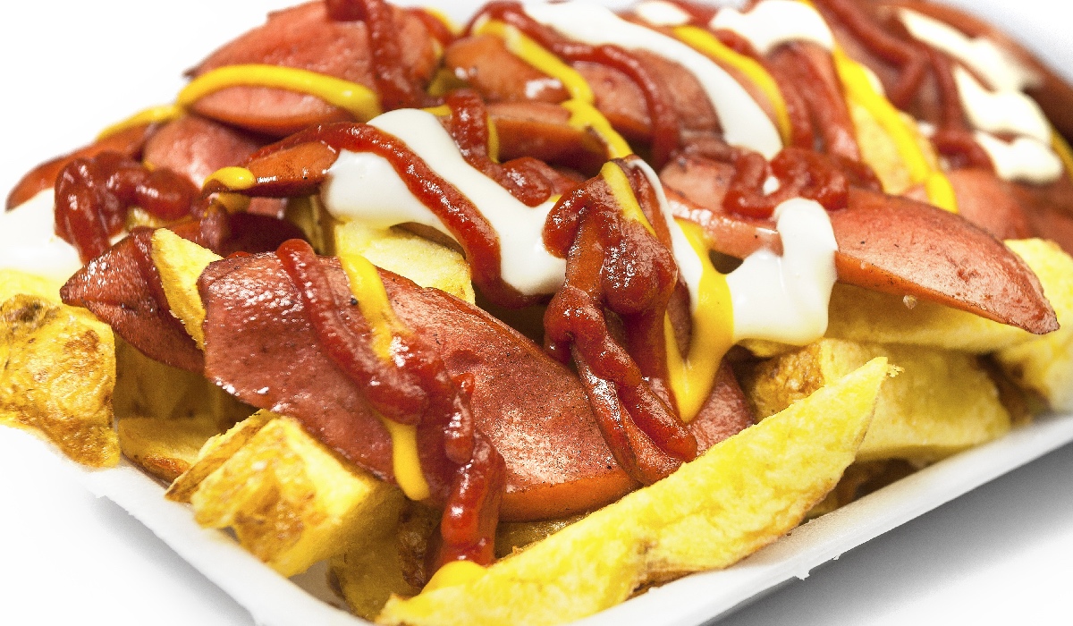 Salchipapas con huevo de codorniz