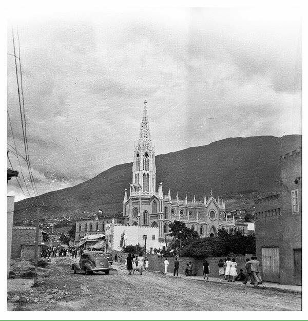 Imagen de la iglesia de manrique en 1945