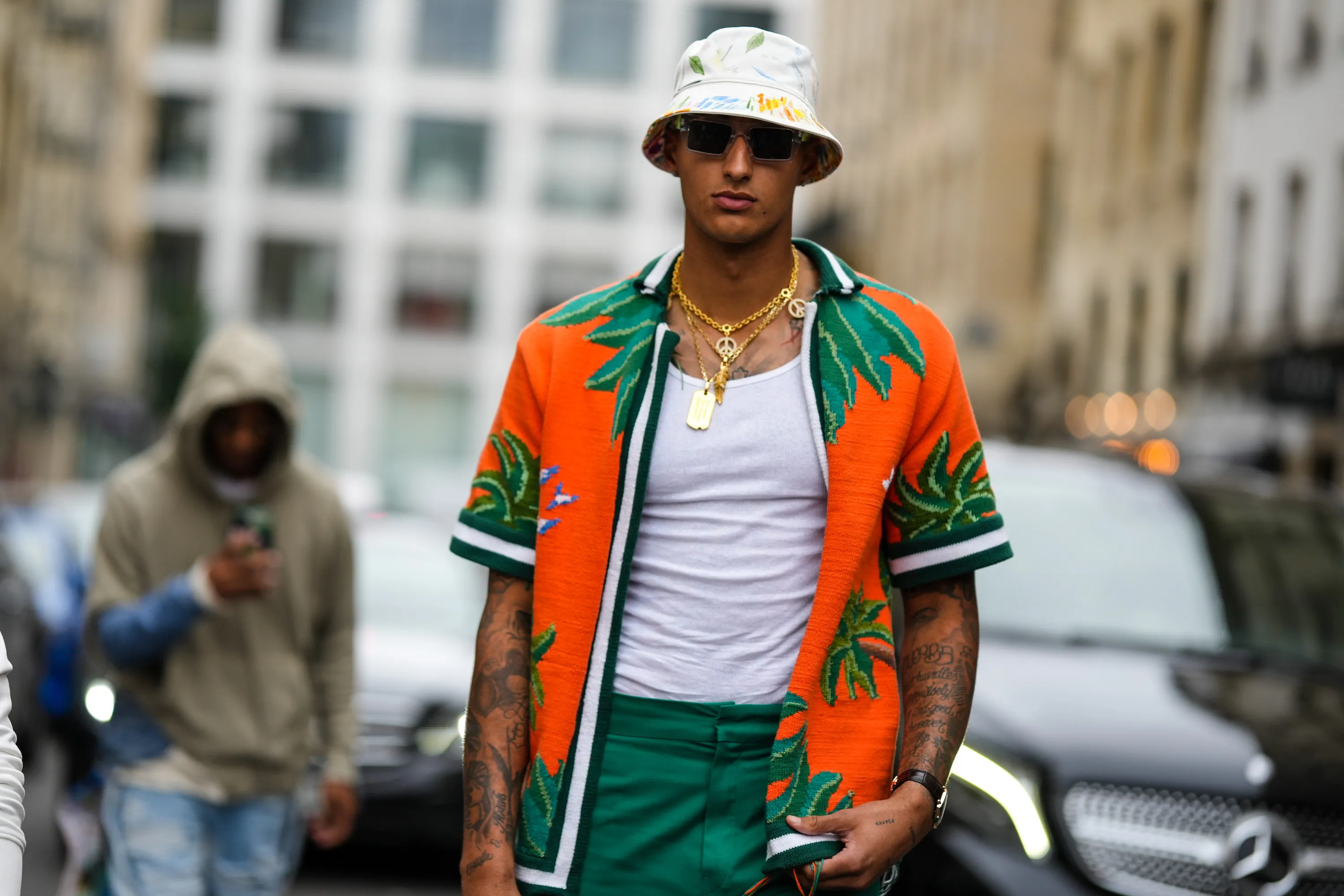 Hombre joven con camiseta de lino y pantalones cortos, atuendo casual de verano